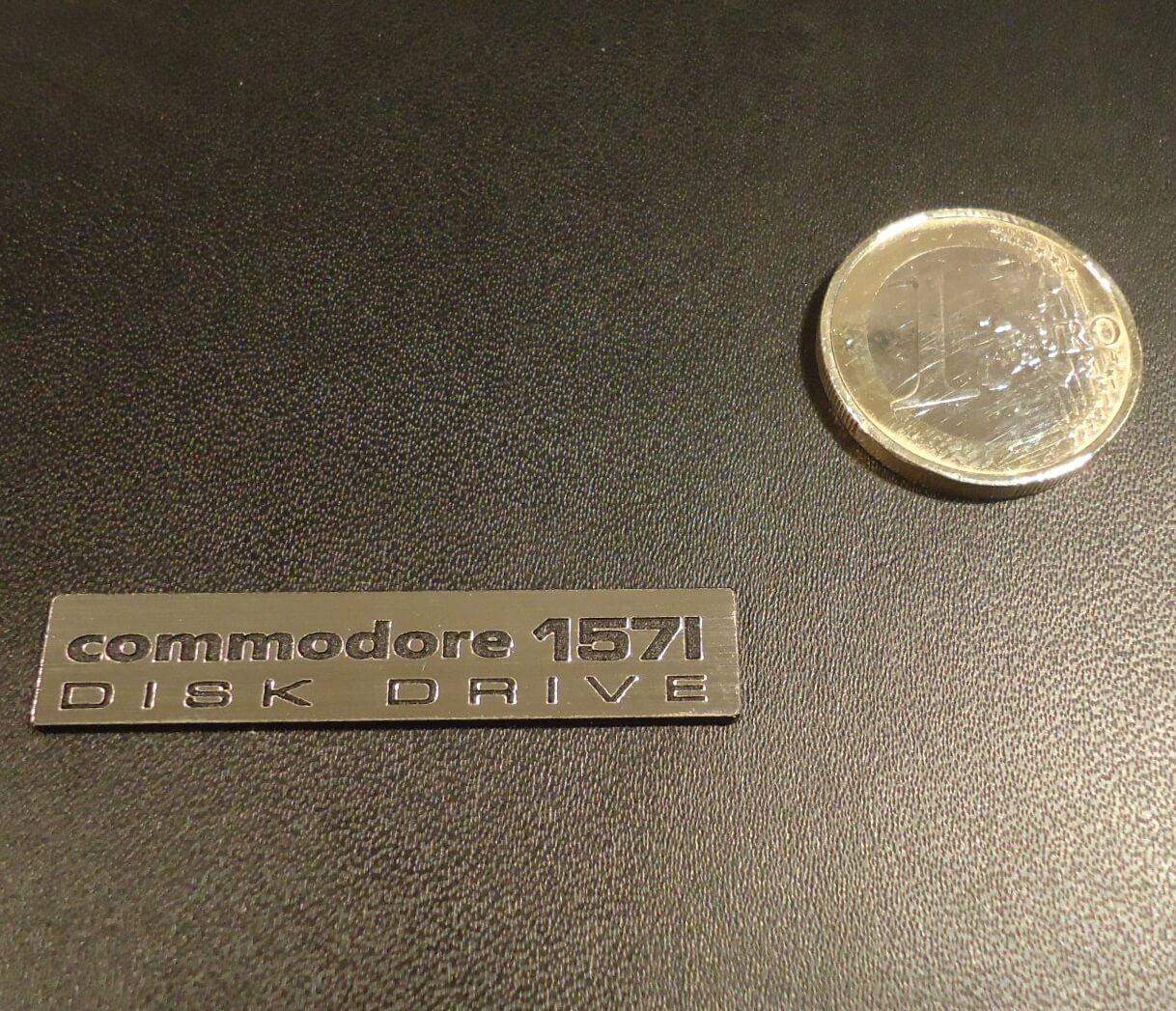Sticker Commodore 1571 Logo Badge Silver 44mm x 9mm [264]